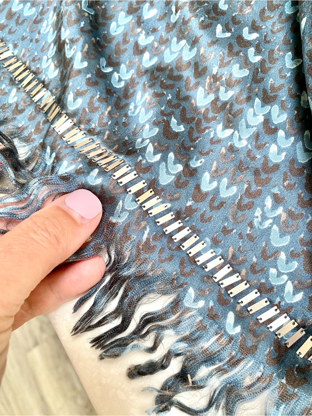 Dreamy silk scarf w metal detailing - Picture 4 of 10